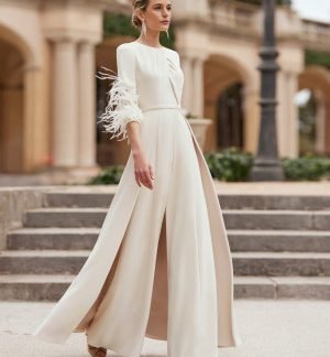 Mono plumas color marfil