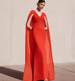 Vestido crepe fucsia drapeado con capa