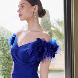 Vestido escote satén y plumas