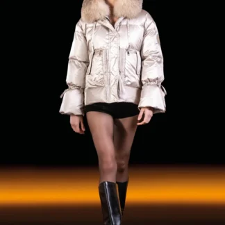 Plumífero beige plisado con cuello de zorro - Locoluxo